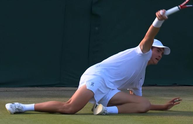 他努力防守 他努力防守